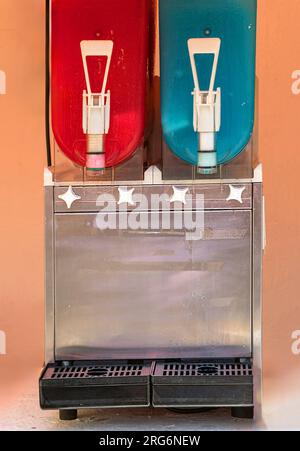 Cold Slush boisson fraîche sucrée des machines sur le marché équitable Banque D'Images