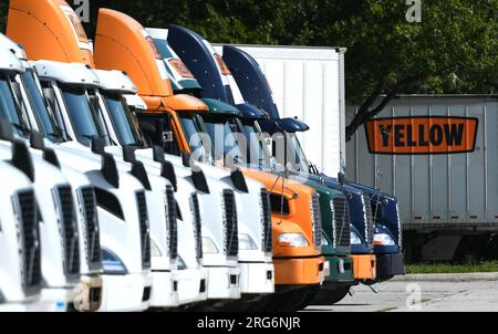 Orlando, États-Unis. 07 août 2023. Des camions jaunes Corp. sont vus dans un terminal à Orlando, en Floride. La société de camionnage a déposé une demande de protection en vertu du chapitre 11 sur la faillite le 6 août 2023, trois ans après que Yellow ait reçu du gouvernement fédéral 700 millions de dollars en prêts pandémiques. La fermeture subséquente de l'entreprise coûtera 30 000 emplois. (Photo Paul Hennessy/SOPA Images/Sipa USA) crédit : SIPA USA/Alamy Live News Banque D'Images