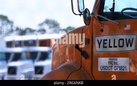 Orlando, États-Unis. 07 août 2023. Un camion jaune Corp. est vu à un terminal à Orlando, en Floride. La société de camionnage a déposé une demande de protection en vertu du chapitre 11 sur la faillite le 6 août 2023, trois ans après que Yellow ait reçu du gouvernement fédéral 700 millions de dollars en prêts pandémiques. La fermeture subséquente de l'entreprise coûtera 30 000 emplois. (Photo Paul Hennessy/SOPA Images/Sipa USA) crédit : SIPA USA/Alamy Live News Banque D'Images