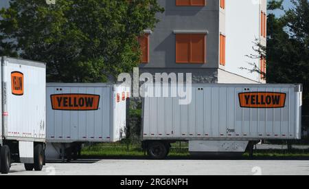 Orlando, États-Unis. 07 août 2023. Des semi-remorques jaunes Corp. sont aperçues dans un terminal à Orlando, en Floride. La société de camionnage a déposé une demande de protection en vertu du chapitre 11 sur la faillite le 6 août 2023, trois ans après que Yellow ait reçu du gouvernement fédéral 700 millions de dollars en prêts pandémiques. La fermeture subséquente de l'entreprise coûtera 30 000 emplois. (Photo Paul Hennessy/SOPA Images/Sipa USA) crédit : SIPA USA/Alamy Live News Banque D'Images