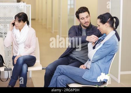 Couple dans la zone d'attente d'un hôpital Banque D'Images