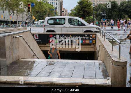 04.08.2023. Barcelone, ​​Spain, sortie de la station de métro Plaça Catalunya Banque D'Images