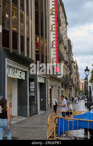 04.08.2023. Barcelone, ​​Spain, Portal del Angel en construction, avec des personnes et des magasins ouverts Banque D'Images