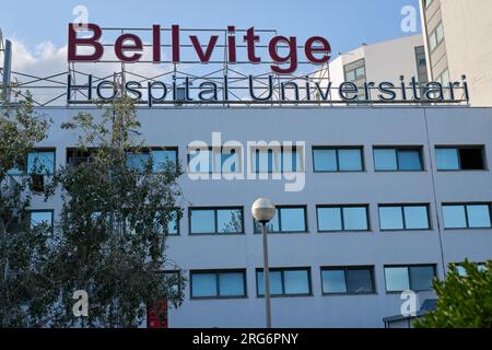 04.08.2023. L'Hospitalet de Llobregat, ​​Spain, panneau avec le nom de l'hôpital sur la façade Banque D'Images