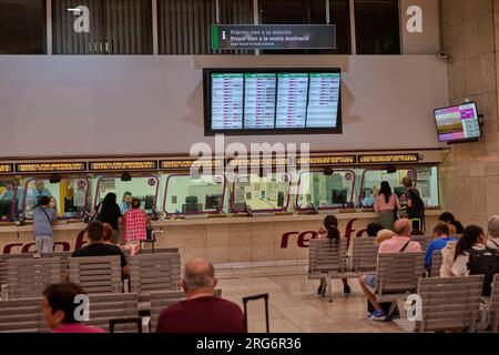 04.08.2023. Barcelone, ​​Spain, passagers attendant assis devant les guichets à l'intérieur de la gare de Barcelone Sants Banque D'Images