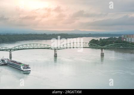 Pont de Maria Valeria qui relie Esztergom et Štúrovo avec vue sur le Danube Banque D'Images