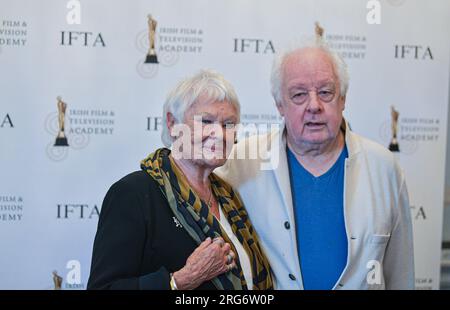 Dame Judi Dench Emotional après avoir reçu un prix de l'IFTA (Irish film and Television Academy) décerné par le ministre irlandais du Tourisme, de la Culture, des Arts, du Gaeltacht, des Sports et des médias, Catherine Martin Featuring : Dame Judi Dench, Jim Sheridan où : Dublin, Irlande quand : 06 Jul 2023 crédit : Brightspark photos/WENN.com Banque D'Images