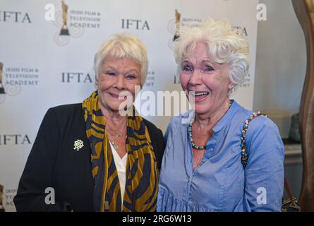 Dame Judi Dench Emotional après avoir reçu un prix de l'IFTA (Irish film and Television Academy) décerné par le ministre irlandais du Tourisme, de la Culture, des Arts, du Gaeltacht, des Sports et des médias, Catherine Martin Featuring : Dame Judi Dench, Fionnula Flanagan où : Dublin, Irlande quand : 06 Jul 2023 Credit : Brightspark photos/WENN.com Banque D'Images