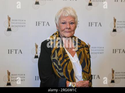 Dame Judi Dench Emotional après avoir reçu un prix de l'IFTA (Irish film and Television Academy) décerné par le ministre irlandais du Tourisme, de la Culture, des Arts, du Gaeltacht, des Sports et des médias, Catherine Martin avec : Dame Judi Dench où : Dublin, Irlande quand : 06 Jul 2023 crédit : Brightspark photos/WENN.com Banque D'Images