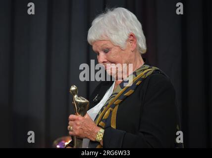 Dame Judi Dench Emotional après avoir reçu un prix de l'IFTA (Irish film and Television Academy) décerné par le ministre irlandais du Tourisme, de la Culture, des Arts, du Gaeltacht, des Sports et des médias, Catherine Martin avec : Dame Judi Dench où : Dublin, Irlande quand : 06 Jul 2023 crédit : Brightspark photos/WENN.com Banque D'Images