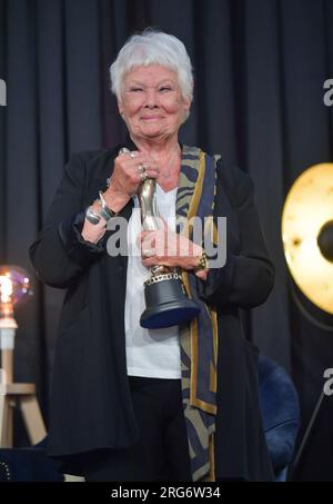 Dame Judi Dench Emotional après avoir reçu un prix de l'IFTA (Irish film and Television Academy) décerné par le ministre irlandais du Tourisme, de la Culture, des Arts, du Gaeltacht, des Sports et des médias, Catherine Martin avec : Dame Judi Dench où : Dublin, Irlande quand : 06 Jul 2023 crédit : Brightspark photos/WENN.com Banque D'Images