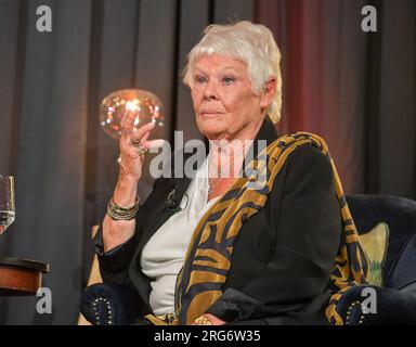 Dame Judi Dench Emotional après avoir reçu un prix de l'IFTA (Irish film and Television Academy) décerné par le ministre irlandais du Tourisme, de la Culture, des Arts, du Gaeltacht, des Sports et des médias, Catherine Martin avec : Dame Judi Dench où : Dublin, Irlande quand : 06 Jul 2023 crédit : Brightspark photos/WENN.com Banque D'Images