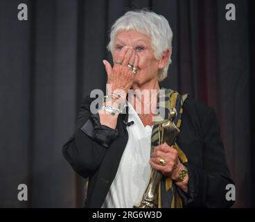 Dame Judi Dench Emotional après avoir reçu un prix de l'IFTA (Irish film and Television Academy) décerné par le ministre irlandais du Tourisme, de la Culture, des Arts, du Gaeltacht, des Sports et des médias, Catherine Martin avec : Dame Judi Dench où : Dublin, Irlande quand : 06 Jul 2023 crédit : Brightspark photos/WENN.com Banque D'Images