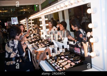 BANGKOK, THAÏLANDE - Mai 11: La société de cosmétiques AMWAY sponsorite un cours de maquillage avec ses produits dans le centre mondial central et aide la femme à utiliser Banque D'Images