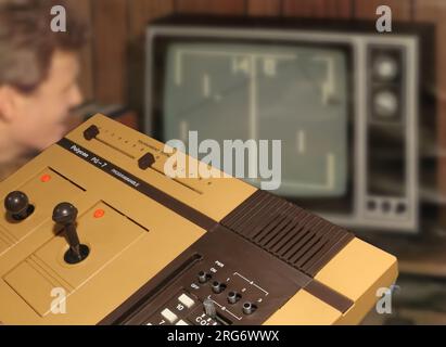 Les premières consoles de salon de l'histoire des jeux vidéo datant de 1970, ont exécuté le célèbre PONG et ses variantes Banque D'Images