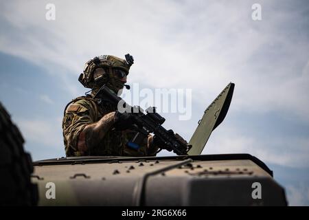 Les membres de l'équipe DAGRE du 193e escadron des Forces de sécurité des opérations spéciales participent à l'exercice Iron Keystone à fort Indiantown Gap, Pennsylvanie, le 5 août 2023. L'exercice a réuni des aviateurs de trois ailes à travers l'État afin de se préparer à de futurs conflits grâce à un emploi agile au combat. (Photo de la Garde nationale de l'Air des États-Unis par l'aviateur principal Diana Snyder) Banque D'Images