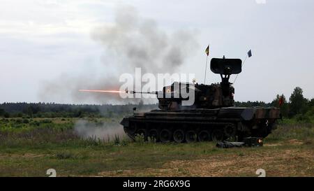Des soldats croates avec le 11e contingent croate « Panzer Battery », soutenant le groupement tactique de présence avancée renforcée de l’OTAN Pologne, mènent un exercice combiné de tir réel avec un char anti-aérien Gepard croate « Flugabwehrkanonenpanzer », dans la zone d’entraînement de Bemowo Piskie, le 5 août. Le 4th Inf. La mission de Div. En Europe est de s’engager dans des entraînements et des exercices multinationaux à travers le continent, en travaillant aux côtés des alliés de l’OTAN et des partenaires de sécurité régionaux pour fournir des forces crédibles au combat au V corps, le corps américain déployé à l’avant en Europe. (Photo de l'armée américaine par le sergent Alex Soliday) Banque D'Images