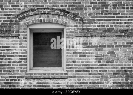 Fenêtre arquée dans le mur de briques Banque D'Images