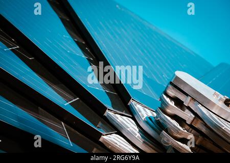 Gros plan des panneaux solaires en spirale réunis au centre Banque D'Images