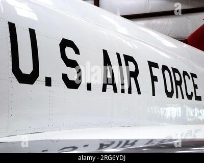 TUSCON, USA - MAI 13 : visite du musée de l'Air et de l'espace de Pima avec une collection de plus de 300 avions le 13 mai 2011 à Tuscon, USA. Le s jaune Banque D'Images