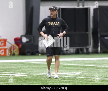 Metairie, États-Unis. 07 août 2023. L'entraîneur-chef Dennis Allen supervise l'action pendant le camp d'entraînement des Saints de la Nouvelle-Orléans à l'Ochsner Sports Performance Center Indoor Facility à Metairie, Louisiane, le lundi 7 août 2023. (Photo de Peter G. Forest/Sipa USA) crédit : SIPA USA/Alamy Live News Banque D'Images