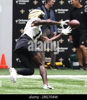 Metairie, États-Unis. 07 août 2023. Le Wide Receiver Bryan Edwards (11 ans) attrape une passe lors du camp d'entraînement des Saints de la Nouvelle-Orléans à l'Ochsner Sports Performance Center Indoor Facility à Metairie, Louisiane, le lundi 7 août 2023. (Photo de Peter G. Forest/Sipa USA) crédit : SIPA USA/Alamy Live News Banque D'Images