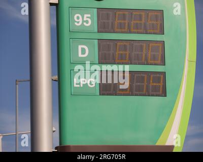 Hongrie, Europe - 08.02.2023. Prix de la station-service hongroise. Indice d'octane 95, carburant diesel, gaz GPL en forints. Banque D'Images