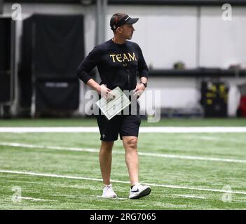 Metairie, États-Unis. 07 août 2023. L'entraîneur-chef Dennis Allen supervise l'action pendant le camp d'entraînement des Saints de la Nouvelle-Orléans à l'Ochsner Sports Performance Center Indoor Facility à Metairie, Louisiane, le lundi 7 août 2023. (Photo de Peter G. Forest/Sipa USA) crédit : SIPA USA/Alamy Live News Banque D'Images