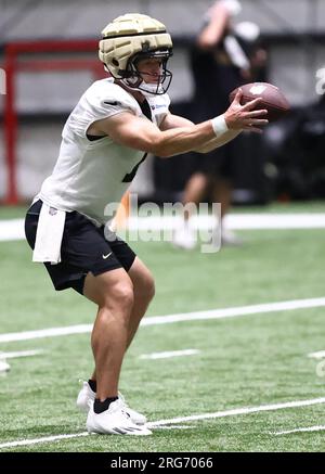 Metairie, États-Unis. 07 août 2023. Le quarterback Taysom Hill (7 ans) manipule le ballon pendant le camp d'entraînement des Saints de la Nouvelle-Orléans à l'Ochsner Sports Performance Center Indoor Facility à Metairie, Louisiane, le lundi 7 août 2023. (Photo de Peter G. Forest/Sipa USA) crédit : SIPA USA/Alamy Live News Banque D'Images