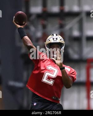 Metairie, États-Unis. 07 août 2023. Le quarterback Jameis Winston (2 ans) tente une passe lors du camp d'entraînement des Saints de la Nouvelle-Orléans à l'Ochsner Sports Performance Center Indoor Facility à Metairie, Louisiane, le lundi 7 août 2023. (Photo de Peter G. Forest/Sipa USA) crédit : SIPA USA/Alamy Live News Banque D'Images