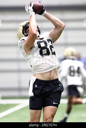 Metairie, États-Unis. 07 août 2023. Foster Moreau (82 ans) attrape une passe pendant le camp d’entraînement des Saints de la Nouvelle-Orléans à l’Ochsner Sports Performance Center Indoor Facility à Metairie, Louisiane, le lundi 7 août 2023. (Photo de Peter G. Forest/Sipa USA) crédit : SIPA USA/Alamy Live News Banque D'Images