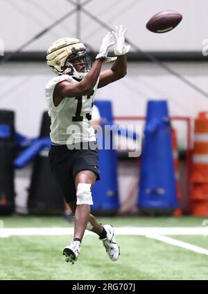 Metairie, États-Unis. 07 août 2023. Le Wide Receiver Michael Thomas (13 ans) attrape une passe lors du camp d'entraînement des Saints de la Nouvelle-Orléans à l'Ochsner Sports Performance Center Indoor Facility à Metairie, Louisiane, le lundi 7 août 2023. (Photo de Peter G. Forest/Sipa USA) crédit : SIPA USA/Alamy Live News Banque D'Images