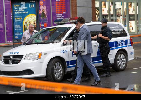 Montréal, Canada, le 7 août 2023 : à 3,40 heures du matin, des officiers ont été appelés à assister à la fusillade d’un homme de 28 ans au centre-ville de Montréal. La victime a subi de multiples blessures par balle et est décédée plus tard à l'hôpital. Des balles ont été récupérées sur les lieux et les équipes de police judiciaire et les agents ont fermé l'avenue Sainte Catherine et les rues entourées toute la journée. La victime, nommée localement sous le nom de Steady, aurait été associée à un gang de rue local impliqué dans la fraude et la drogue illégale. Il s'agit du 19e homicide à Montréal en 2023. Anna Watson/Alamy Live News. Banque D'Images