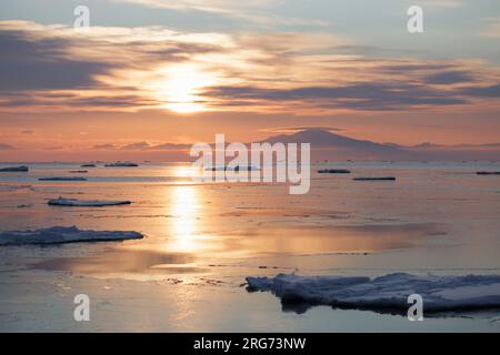 Lever de soleil sur la glace flottante dans la mer gelée d'hiver, Hokkaido, Japon Banque D'Images