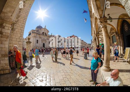 Dubrovnik, Croatie - 22 septembre 2015 - vue grand angle de la rue L'église Blaise, église vénitienne de style baroque construite en 1715, avec une statue de Banque D'Images