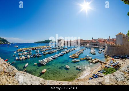 Dubrovnik, Croatie - 22 septembre 2015 - vue panoramique sur le Porat Dubrovnik, les murs de jetée centenaires et les belvédères autour d'un port compact bordé Banque D'Images