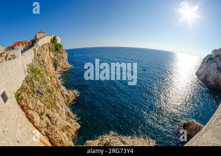 Dubrovnik, Croatie - 22 septembre 2015 - un groupe de touristes est vu faire du kayak à l'extérieur des murs de la vieille ville de Dubrovnik. Dubrovnik, Croatie. Banque D'Images