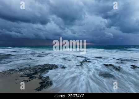 Coucher de soleil orageux sur la côte, Australie occidentale Banque D'Images