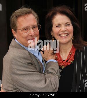 Le réalisateur William Friedkin et Sherry Lansing arrivent à une projection de 'Killer Joe' de LD Entertainment au Tribeca Grand Hotel à New York le 23 juillet 2012. Crédit photo : Henry McGee/MediaPunch Banque D'Images