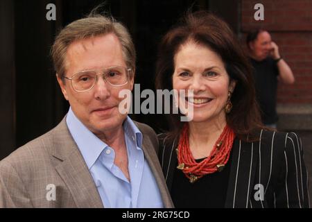 Le réalisateur William Friedkin et Sherry Lansing arrivent à une projection de 'Killer Joe' de LD Entertainment au Tribeca Grand Hotel à New York le 23 juillet 2012. Crédit photo : Henry McGee/MediaPunch Banque D'Images