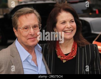 Le réalisateur William Friedkin et Sherry Lansing arrivent à une projection de 'Killer Joe' de LD Entertainment au Tribeca Grand Hotel à New York le 23 juillet 2012. Crédit photo : Henry McGee/MediaPunch Banque D'Images