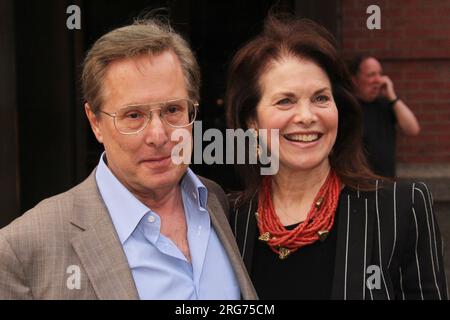 Le réalisateur William Friedkin et Sherry Lansing arrivent à une projection de 'Killer Joe' de LD Entertainment au Tribeca Grand Hotel à New York le 23 juillet 2012. Crédit photo : Henry McGee/MediaPunch Banque D'Images