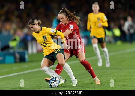 Sydney, Australie. 07 août 2023. Janni Thomsen, du Danemark, concourt pour le ballon avec Kyra Cooney-Cross, de l'Australie, lors de la coupe du monde féminine de la FIFA 2023 Round of 16 match entre l'Australie et le Danemark au Stadium Australia le 7 août 2023 à Sydney, en Australie Credit : IOIO IMAGES/Alamy Live News Banque D'Images