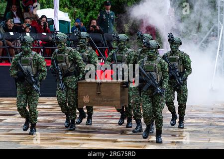 Tunja, Colombie. 07 août 2023. Des soldats colombiens participent à la commémoration de la bataille de Boyaca où la Colombie a obtenu son indépendance de l'Espagne, le 7 août 2023. Petro marque sa première année de mandat quelques jours après que son fils a été accusé d'enrichissement illicite présumé et de blanchiment d'argent en relation avec le financement de sa campagne présidentielle. Photo par : Sebastian Barros/long Visual Press crédit : long Visual Press/Alamy Live News Banque D'Images