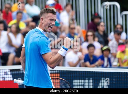 Toronto, Canada. 7 août 2023. Jiri Lehecka, de la République tchèque, célèbre la victoire après le premier tour du match masculin en simple entre Jiri Lehecka, de la République tchèque, et Brandon Nakashima, des États-Unis, à l’Open de la Banque nationale 2023 à Toronto, Canada, le 7 août 2023. Crédit : Zou Zheng/Xinhua/Alamy Live News Banque D'Images