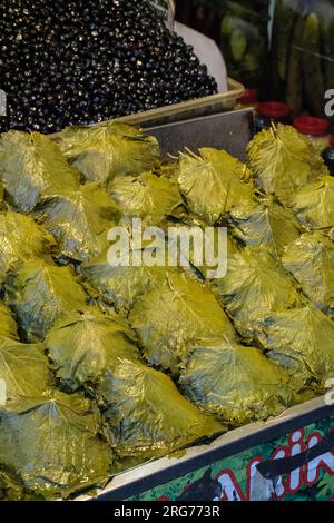 Istanbul, Turquie, Türkiye. Vendeurs d'Uskudar : feuilles de raisin et olives. Banque D'Images