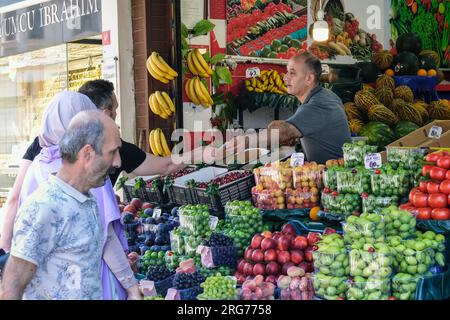 Istanbul, Turquie, Türkiye. Uskudar Vendeur de :fruits et légumes. Banque D'Images