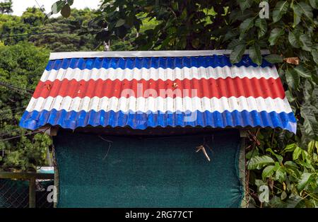 Drapeau du Costa Rica sur le toit du hangar Banque D'Images