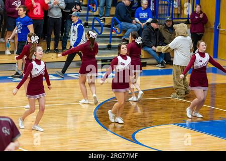 Les cheerleaders et mascotte du Central Noble High School exécutent une routine lors d'un match à North Judson, Indiana, États-Unis. Banque D'Images