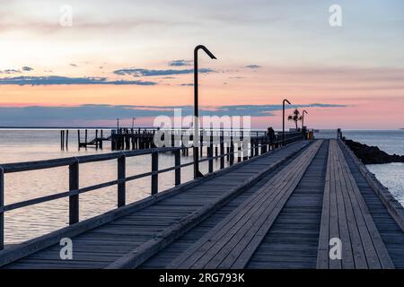 Coucher de soleil Fraser Island K'gari sur Kingfissher Bay et jetée Wharf, Queensland, Australie Banque D'Images